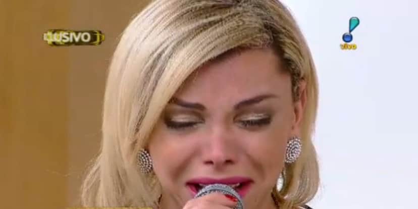 Léo Áquilla chorou ao vivo (Foto: Reprodução/RedeTV!) Léo Áquilla chorou ao vivo (Foto: Reprodução/RedeTV!)