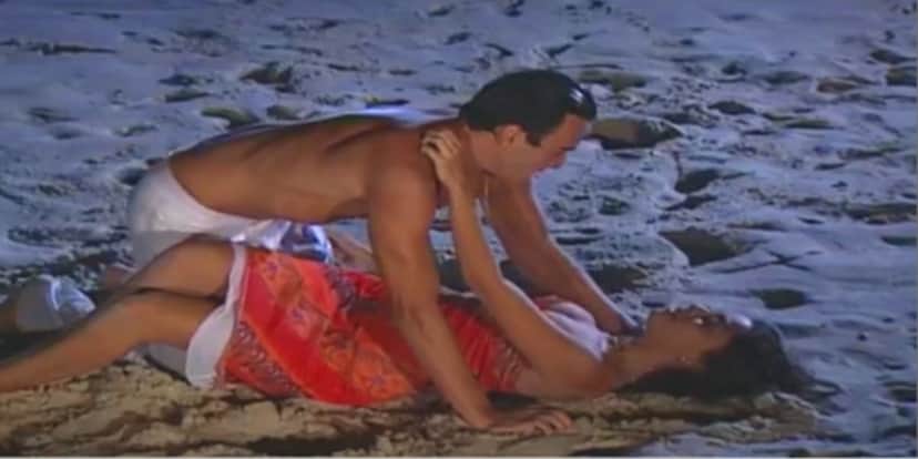 Ritinha e Danilo em noite de amor na praia (Foto: Reprodução) Ritinha e Danilo em noite de amor na praia (Foto: Reprodução)