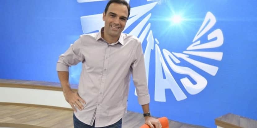 Tadeu Schmidt no comando do Fantástico (Foto: Reprodução)