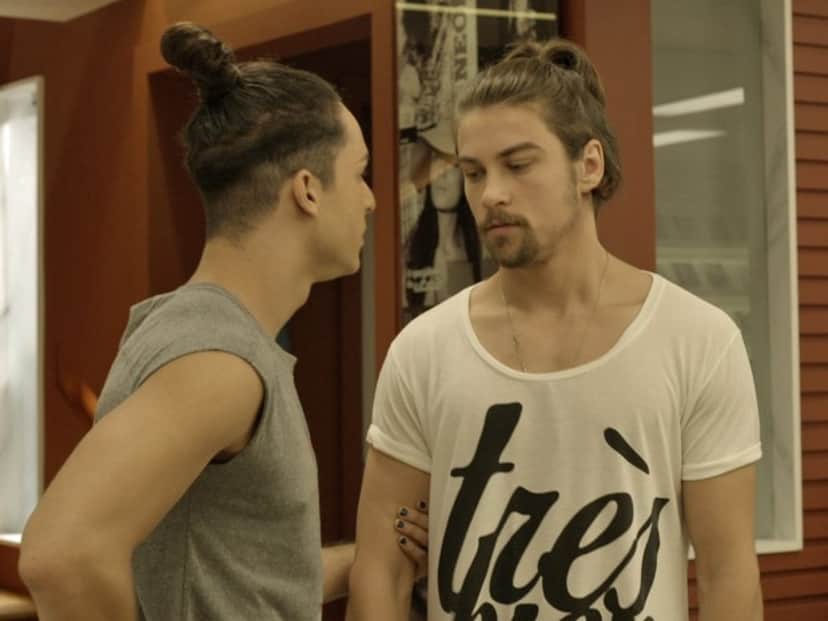 Raphael Sander (à direita) com Leo de Verdades Secretas (Foto: TV Globo)