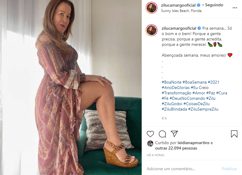 Zilu colocou as coxas para jogo em pose sensual Zilu colocou as coxas para jogo em pose sensual