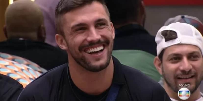 Tiago Leifert fez brincadeira com Arthur em relação a tamanho do órgão sexual do crossfiteiro (Foto: Reprodução) Tiago Leifert fez brincadeira com Arthur em relação a tamanho do órgão sexual do crossfiteiro (Foto: Reprodução)
