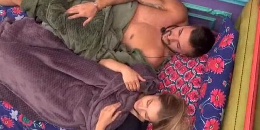 Arthur e Carla Diaz na cama (Foto: Reprodução) Arthur e Carla Diaz na cama (Foto: Reprodução)