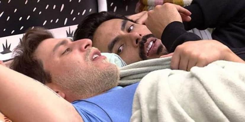 Caio na cama com Rodolffo (Foto: Reprodução) Caio na cama com Rodolffo (Foto: Reprodução)