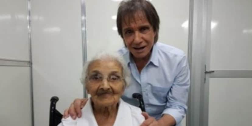 Roberto Carlos ao lado da irmã Fausta Ramos (Foto: Reprodução) Roberto Carlos ao lado da irmã Fausta Ramos (Foto: Reprodução)