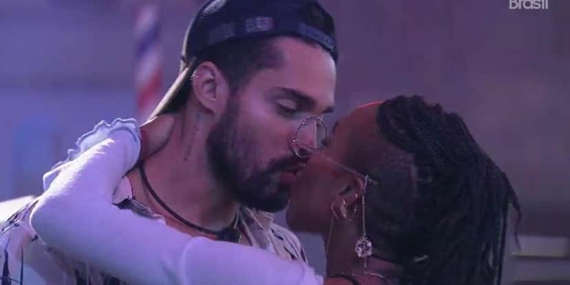 Beijo de Karol Conká e Arcrebiano no BBB21 (Foto: Reprodução) Beijo de Karol Conká e Arcrebiano no BBB21 (Foto: Reprodução)
