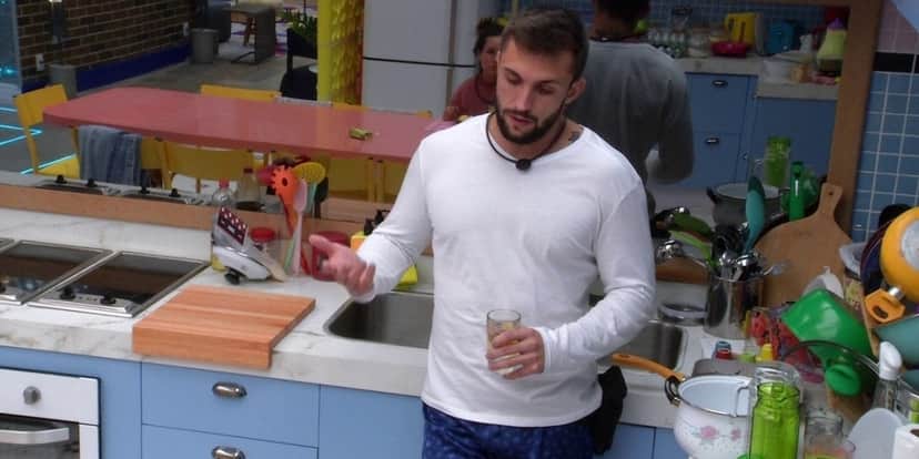 Arthur revela climão com Carla Diaz (Foto: Reprodução)