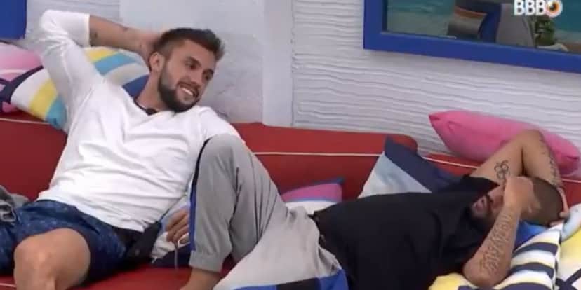 Arthur conversando com Projota no BBB21 (Foto: Reprodução)