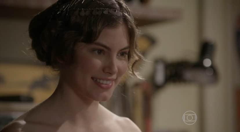 Bianca sorri em cena de Malhação