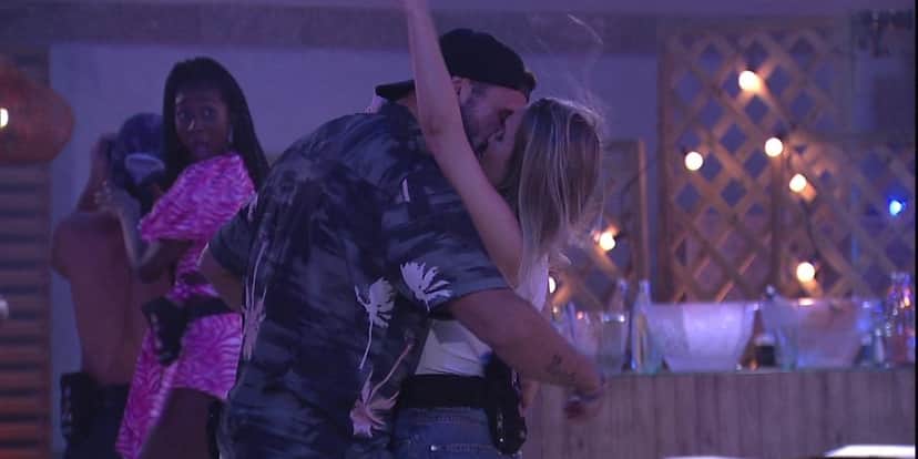Carla Diaz e Arthur se beijando (Foto: Reprodução) Carla Diaz e Arthur se beijando (Foto: Reprodução)