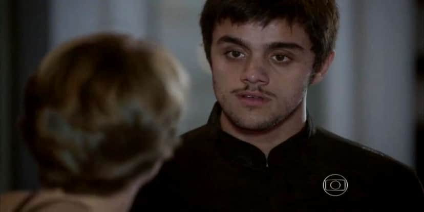 Cobra, personagem de Malhação Sonhos, surpreso em cena Cobra, personagem de Malhação Sonhos, surpreso em cena