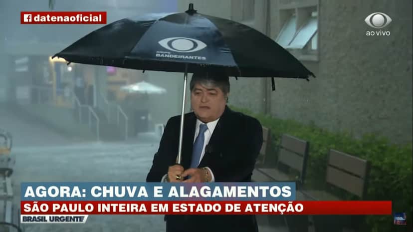 Apresentador enfrenta temporal (Foto: Reprodução) Apresentador enfrenta temporal (Foto: Reprodução)