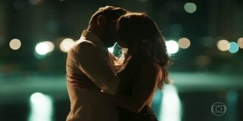 Bibi beija Caio em final da novela das nove