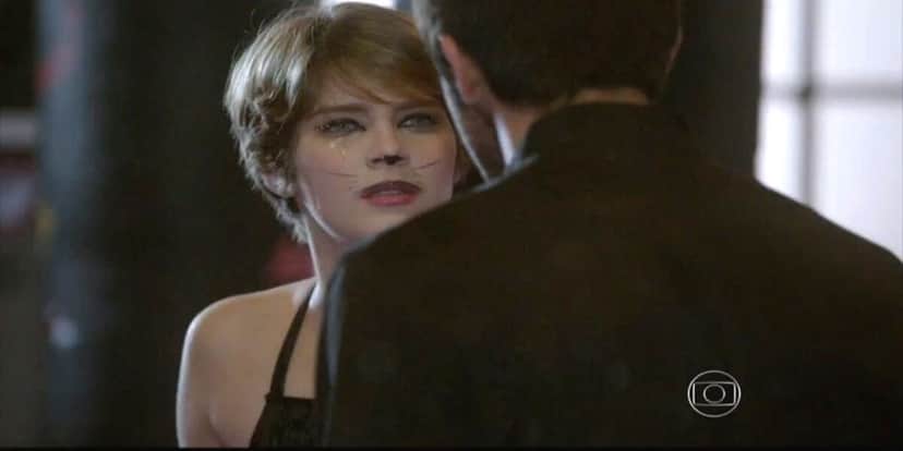 Karina usando maquiagem de gatinha em cena da novela Malhação Karina usando maquiagem de gatinha em cena da novela Malhação