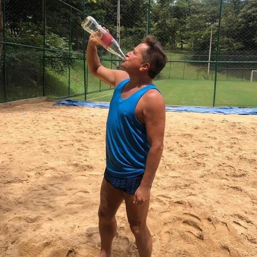 Leonardo bebendo refrigerante (Foto: Reprodução/Instagram) Leonardo bebendo refrigerante (Foto: Reprodução/Instagram)