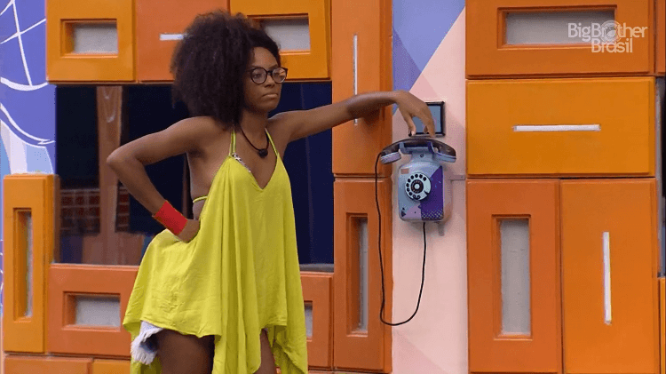 Lumena espera uma ligação para se salvar do paredão do BBB21 (Foto: Reprodução)