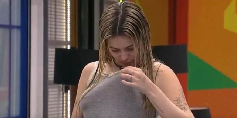 Viih Tube verificando ferimento (Foto: Reprodução/TV Globo) Viih Tube verificando ferimento (Foto: Reprodução/TV Globo)