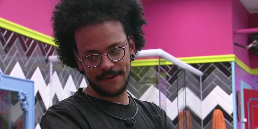 João Luiz faz pedido inusitado no confessionário (Reprodução) João Luiz faz pedido inusitado no confessionário (Reprodução)
