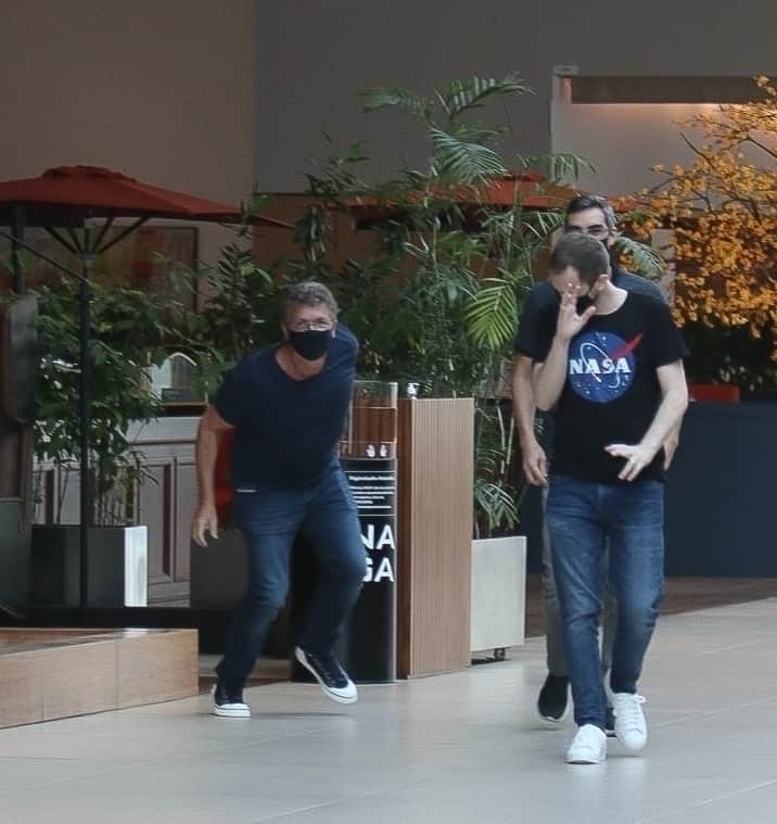Boninho e Tiago Leifert brincaram com os paparazzi no shopping Village Mall, no Rio (Foto: AgNews) Boninho e Tiago Leifert brincaram com os paparazzi no shopping Village Mall, no Rio (Foto: AgNews)