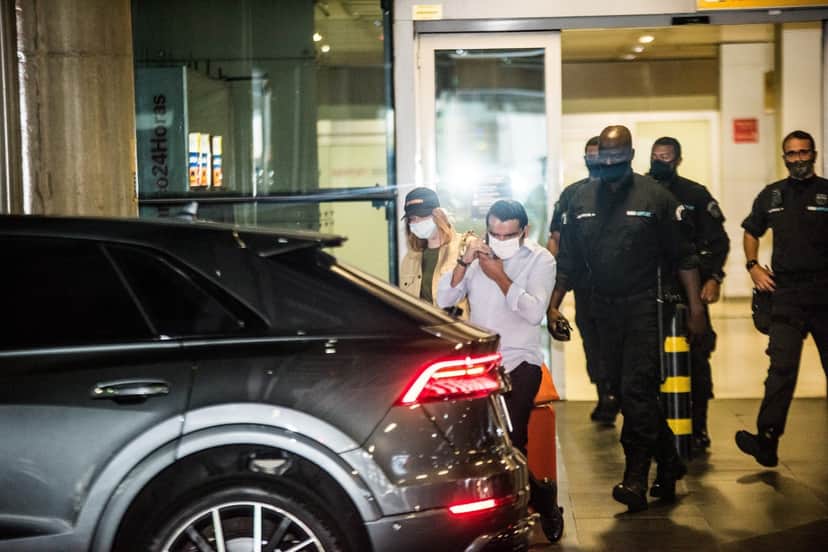Marina Ruy Barbosa e Guilherme Mussi contaram com um forte esquema de segurança ao desembarcarem no Aeroporto de Guarulhos, em São Paulo (Foto: Leo Franco/AgNews) Marina Ruy Barbosa e Guilherme Mussi contaram com um forte esquema de segurança ao desembarcarem no Aeroporto de Guarulhos, em São Paulo (Foto: Leo Franco/AgNews)