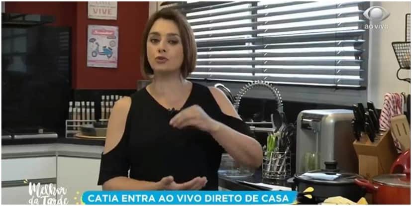 Catia Fonseca no comando de seu programa - Foto: Reprodução Catia Fonseca no comando de seu programa - Foto: Reprodução