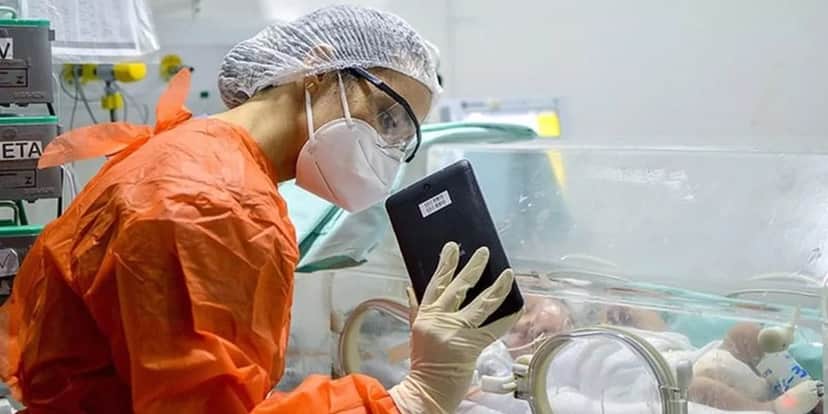 Médicos e enfermeiros do Hospital Albert Sabin, compraram tablets para fazer chamadas em vídeo para crianças (Foto: Secretaria de Saúde do Ceará) Médicos e enfermeiros do Hospital Albert Sabin, compraram tablets para fazer chamadas em vídeo para crianças (Foto: Secretaria de Saúde do Ceará)