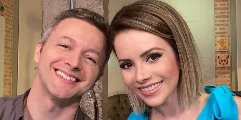 "Acontecendo", detona Sandy ao expor imagem com namorado, após marido expor divórcio "Acontecendo", detona Sandy ao expor imagem com namorado, após marido expor divórcio