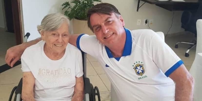 Mãe de Bolsonaro recebeu segunda dose da vacina contra a covid-19 (Foto: Reprodução) Mãe de Bolsonaro recebeu segunda dose da vacina contra a covid-19 (Foto: Reprodução)
