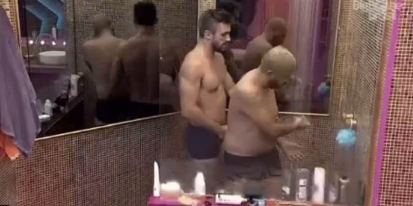 Arthur e Projota tomando banho juntos no BBB21 (Foto: Reprodução) Arthur e Projota tomando banho juntos no BBB21 (Foto: Reprodução)
