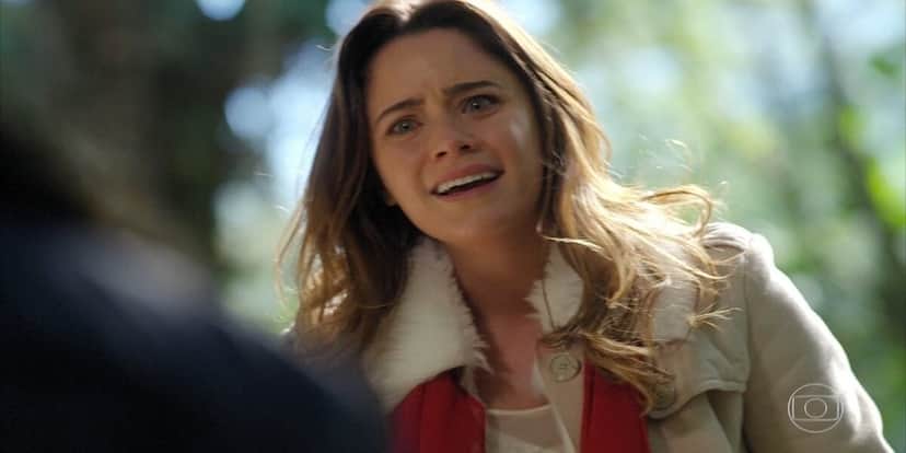 Ana com blusa creme de frio ao ar livre em cena de A Vida da Gente Ana com blusa creme de frio ao ar livre em cena de A Vida da Gente