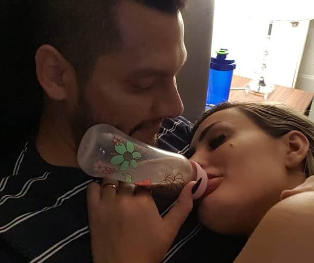 Andressa Urach tomou mamadeira no colo do marido, Thiago Lopes (Foto: Reprodução/Instagram) Andressa Urach tomou mamadeira no colo do marido, Thiago Lopes (Foto: Reprodução/Instagram)