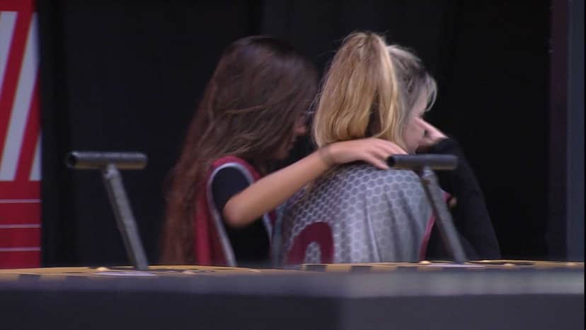 Thaís e Viih Tube deixando a prova do líder no BBB21 (Foto: Reprodução/Globo) Thaís e Viih Tube deixando a prova do líder no BBB21 (Foto: Reprodução/Globo)