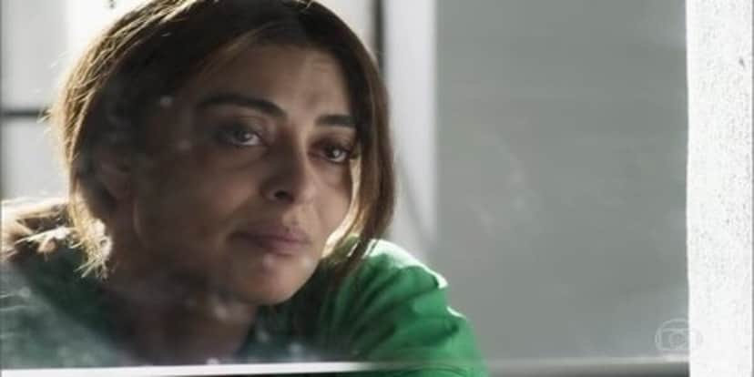 bibi usa camisa verde e tem cabelo castanho preso em cena de A Força do Querer bibi usa camisa verde e tem cabelo castanho preso em cena de A Força do Querer