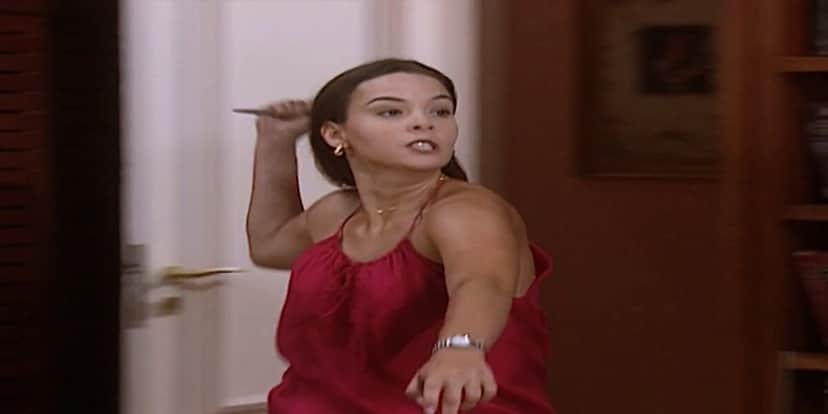 Clara com faca na mão em cena de Laços de Família Clara com faca na mão em cena de Laços de Família