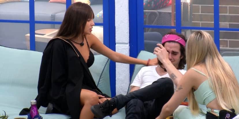 Fiuk chorando e sendo consolado por Viih Tube e Thaís no BBB21 (Foto: Reprodução) Fiuk chorando e sendo consolado por Viih Tube e Thaís no BBB21 (Foto: Reprodução)