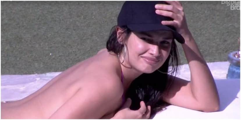 Juliette faz close de topless Juliette faz close de topless
