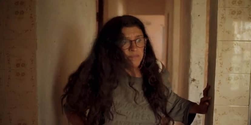Lurdes (Regina Casé) só quer saber de fugir em Amor de Mãe (Foto: Reprodução/Globo) Lurdes (Regina Casé) só quer saber de fugir em Amor de Mãe (Foto: Reprodução/Globo)