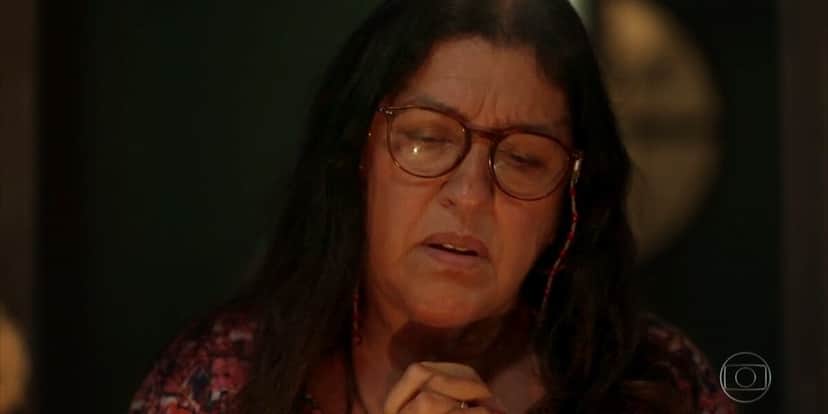 Lurdes (Regina Casé) reza em cena de Amor de Mãe Lurdes (Regina Casé) reza em cena de Amor de Mãe