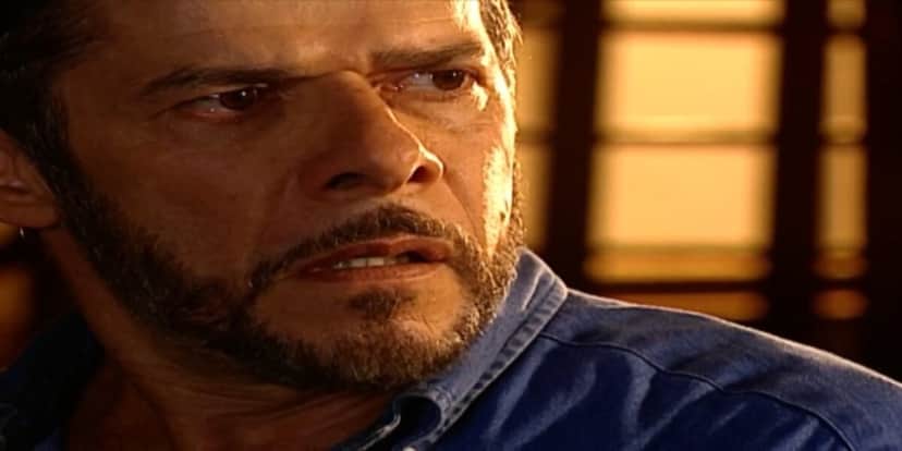 Pedro, em cena de Laços de Família, usa camisa azul e tem barba e cabelo curto grisalho Pedro, em cena de Laços de Família, usa camisa azul e tem barba e cabelo curto grisalho