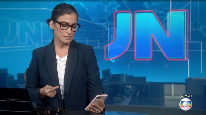 Renata Vasconcellos leu celular durante plantão urgente sobre Lula (Foto: Reprodução/TV Globo) Renata Vasconcellos leu celular durante plantão urgente sobre Lula (Foto: Reprodução/TV Globo)