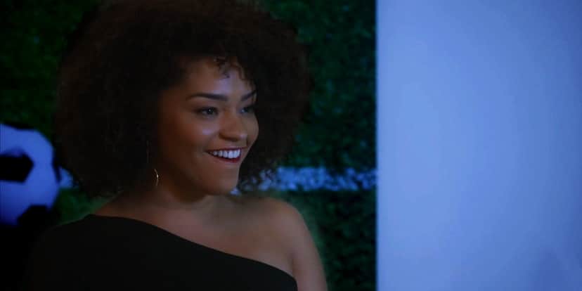 Renatinha, mulher negra, cabelo black power preto, usa vestido preto tomara que caia em Salve-se Quem Puder Renatinha, mulher negra, cabelo black power preto, usa vestido preto tomara que caia em Salve-se Quem Puder