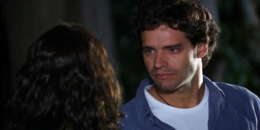 Renato (Guilherme Winter) não acredita nas palavras da jovem no Vale a Pena Ver de Novo Renato (Guilherme Winter) não acredita nas palavras da jovem no Vale a Pena Ver de Novo