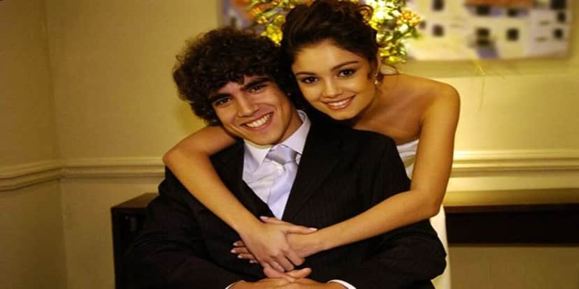 Sophie Charlotte abraçada a Caio Castro que usa terno preto, camisa social branca e gravata azul clara Sophie Charlotte abraçada a Caio Castro que usa terno preto, camisa social branca e gravata azul clara