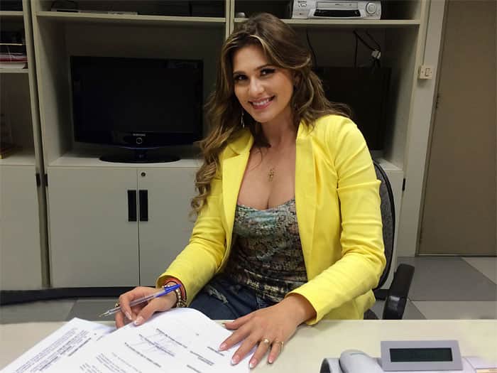 Lívia Andrade assinando contrato no SBT (Reprodução) Lívia Andrade assinando contrato no SBT (Reprodução)