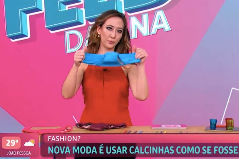 Ju Massaoka coloca calcinha ao vivo (Reprodução) Ju Massaoka coloca calcinha ao vivo (Reprodução)