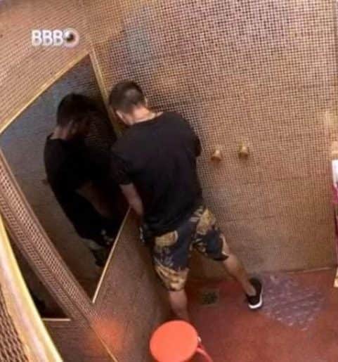 Arthur causou revolta após mijar em banheiro do BBB21 (Foto: Reprodução) Arthur causou revolta após mijar em banheiro do BBB21 (Foto: Reprodução)