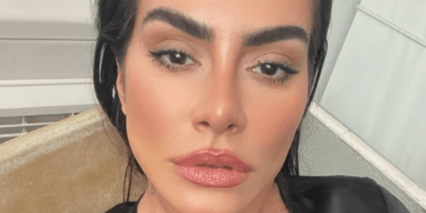 Cleo surgiu em cliques com a língua pra fora e fazendo carão (Foto: Reprodução) Cleo surgiu em cliques com a língua pra fora e fazendo carão (Foto: Reprodução)