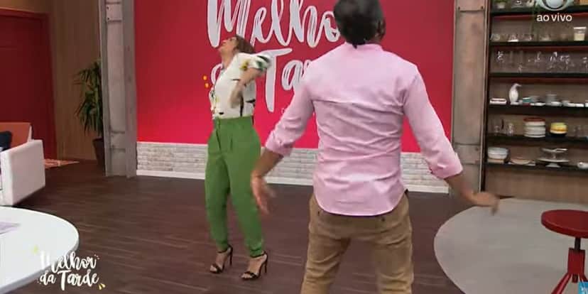 Catia Fonseca dançando se contorcendo ao lado de Alex Sampaio no Melhor da Tarde (Foto: Reprodução) Catia Fonseca dançando se contorcendo ao lado de Alex Sampaio no Melhor da Tarde (Foto: Reprodução)