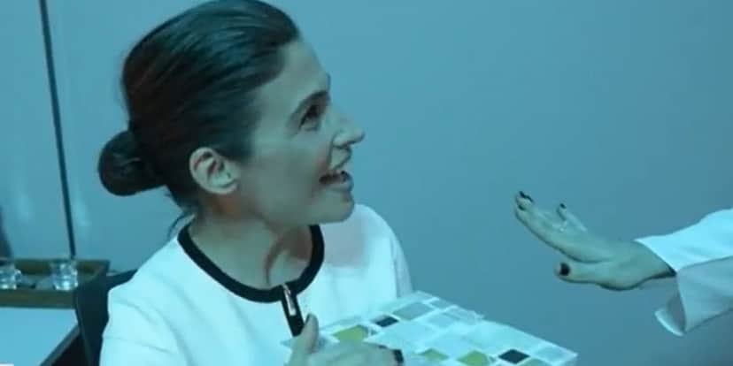 Renata Vasconcellos recebe presente de moça nos bastidores do Jornal Nacional, após assumir amor por morena Renata Vasconcellos recebe presente de moça nos bastidores do Jornal Nacional, após assumir amor por morena