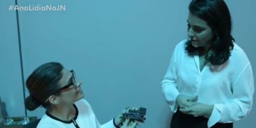 Renata Vasconcellos recebe presente de moça nos bastidores do Jornal Nacional, após assumir amor por morena Renata Vasconcellos recebe presente de moça nos bastidores do Jornal Nacional, após assumir amor por morena